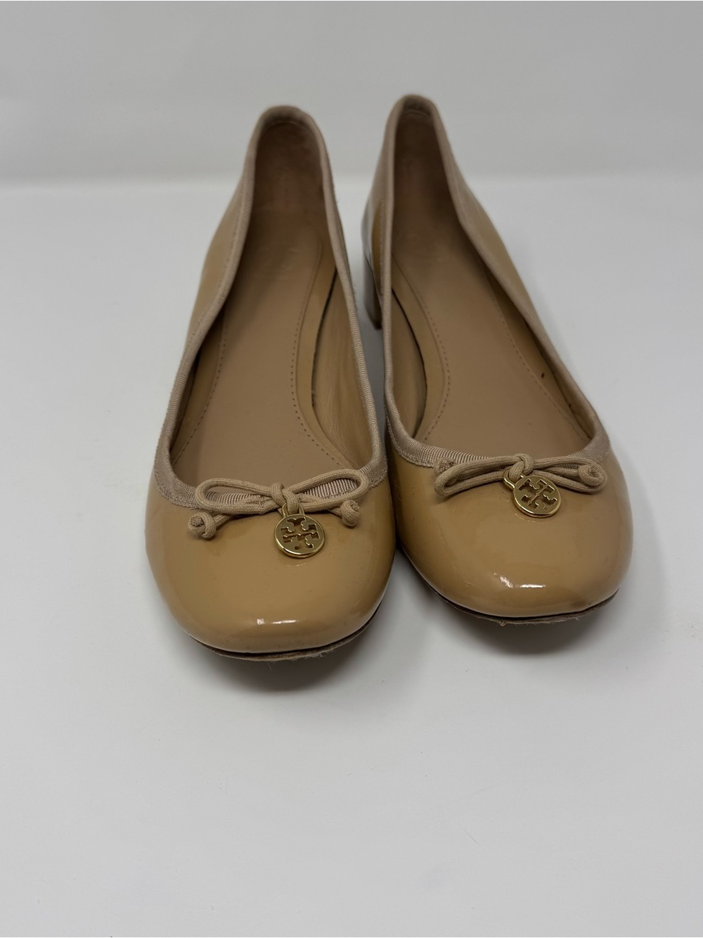Tory Burch Beige Patent Leather Heels with Logo Charm